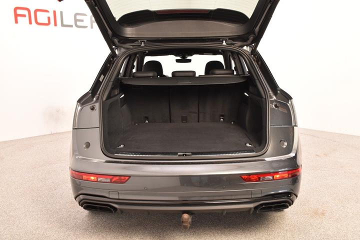 Grå Audi Q5 fra 2023