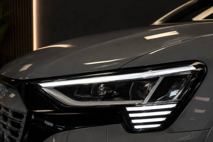 Rød Audi Q8 e-tron fra 2024