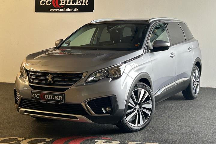 Grå Peugeot 5008 fra 2020 set udefra