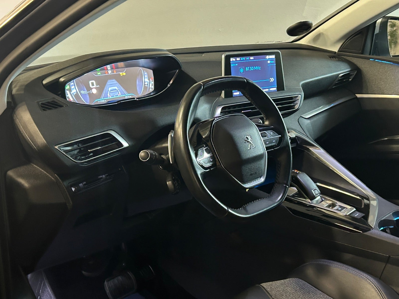 Grå Peugeot 5008 fra 2020
