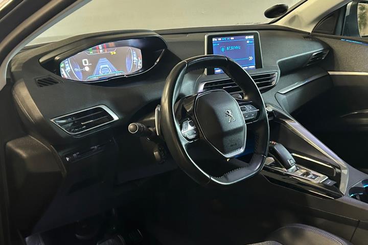 Grå Peugeot 5008 fra 2020