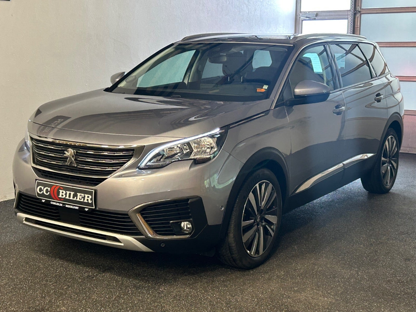 Grå Peugeot 5008 fra 2020