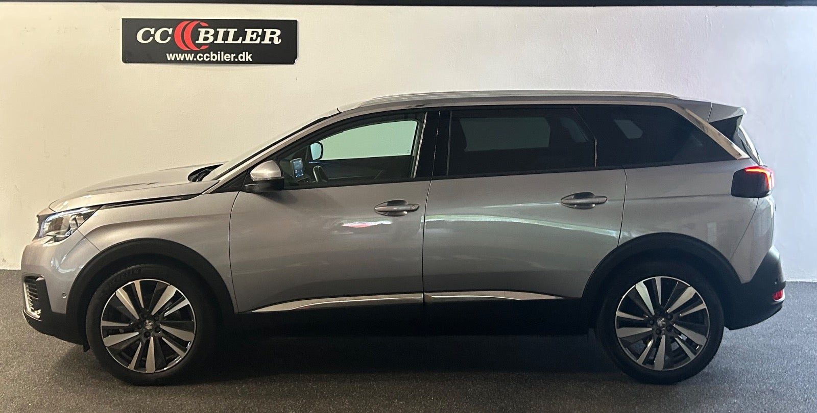 Grå Peugeot 5008 fra 2020