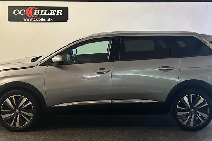 Grå Peugeot 5008 fra 2020