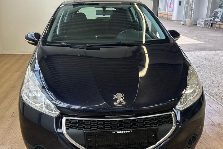 Blå Peugeot 208 fra 2013
