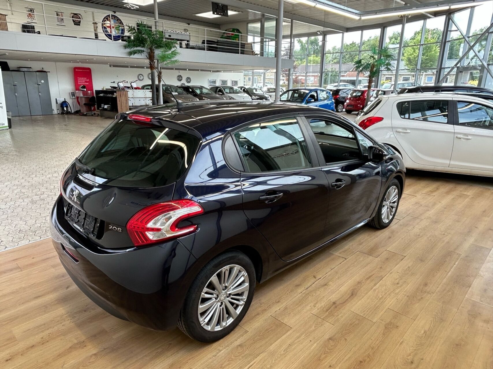 Blå Peugeot 208 fra 2013