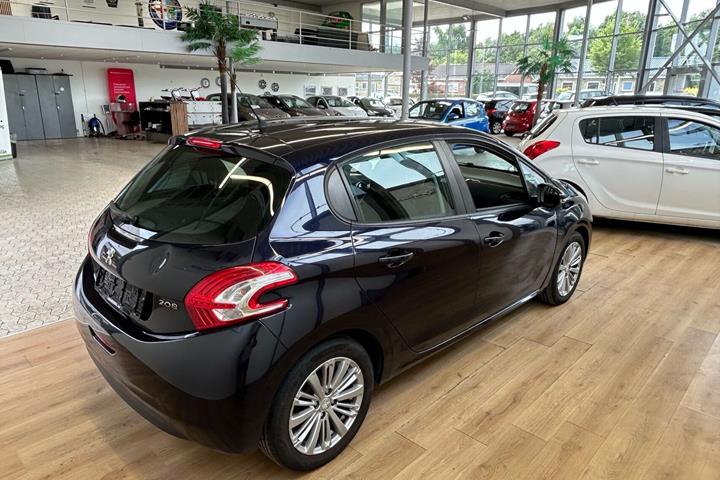 Blå Peugeot 208 fra 2013