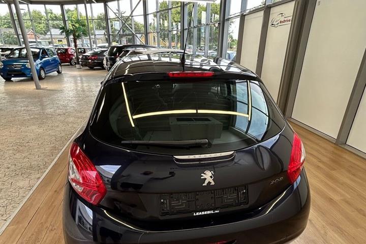 Blå Peugeot 208 fra 2013