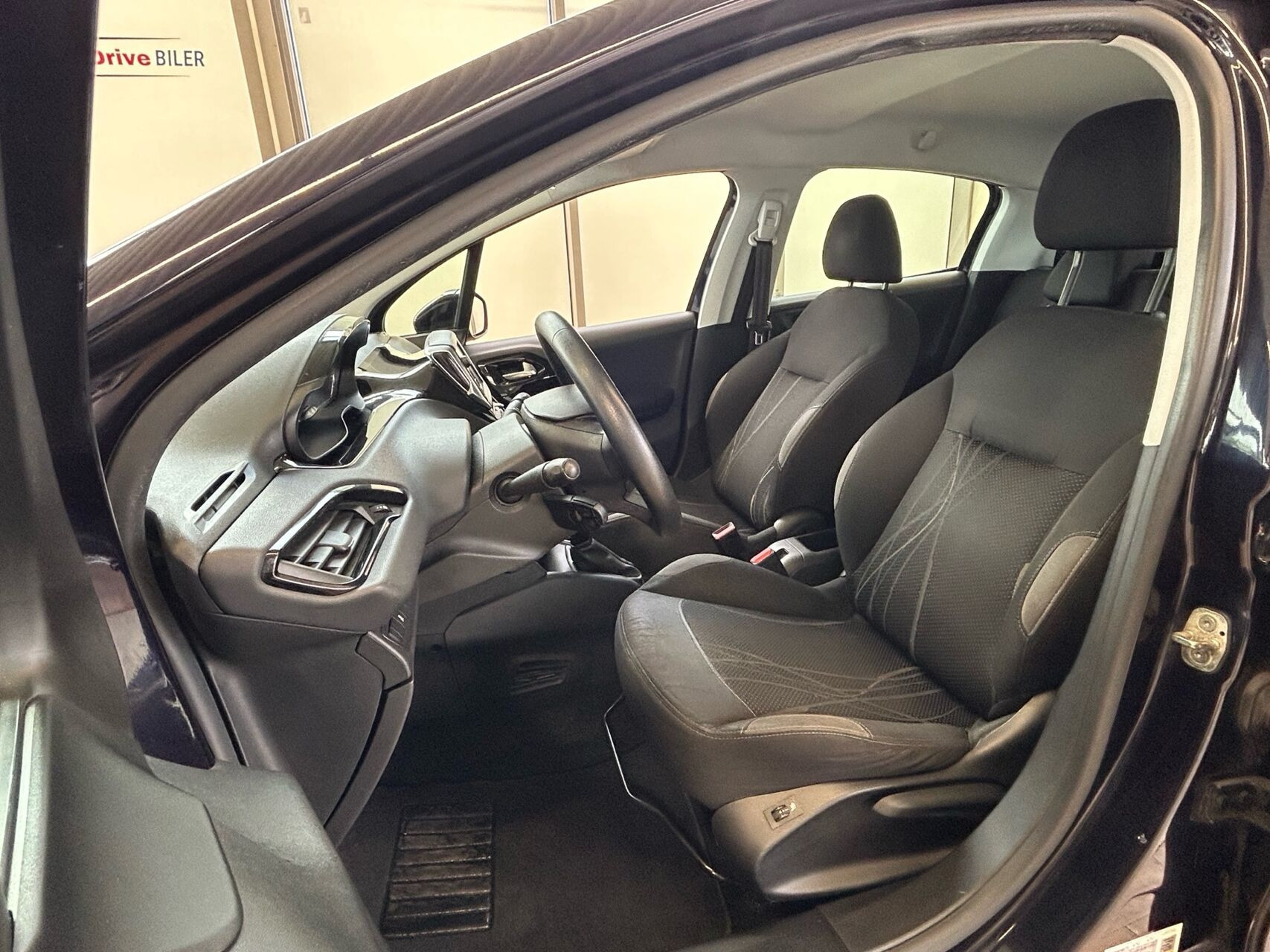 Blå Peugeot 208 fra 2013
