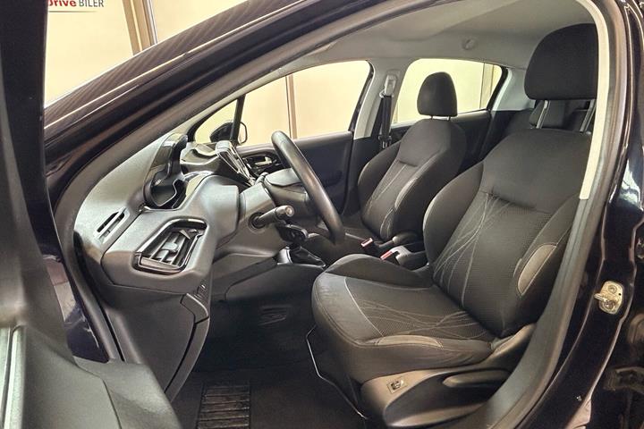 Blå Peugeot 208 fra 2013