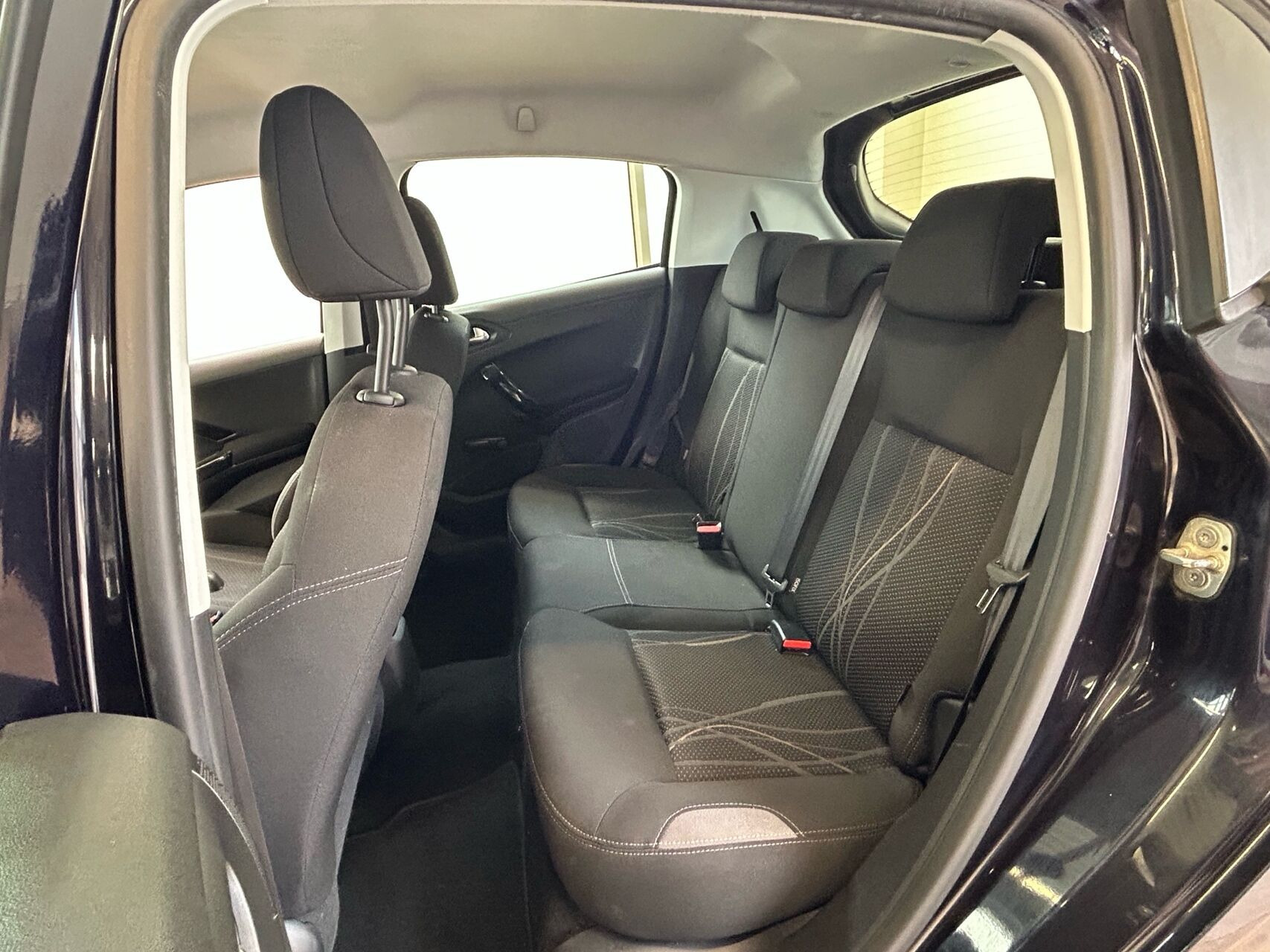 Blå Peugeot 208 fra 2013