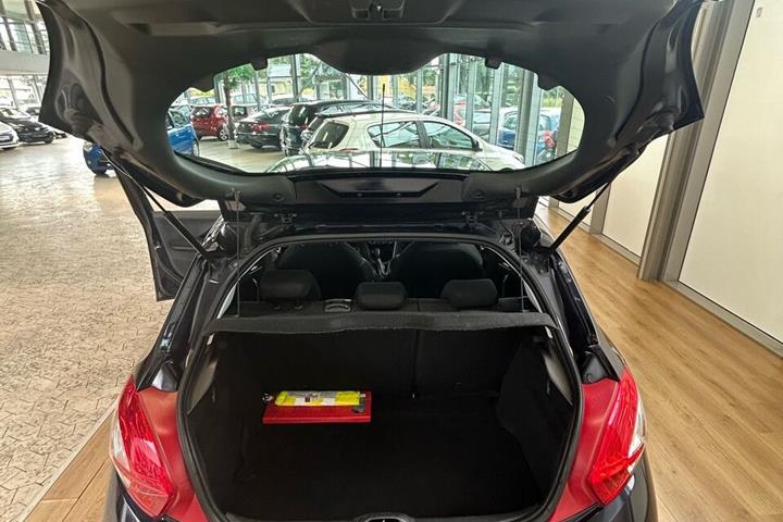 Blå Peugeot 208 fra 2013