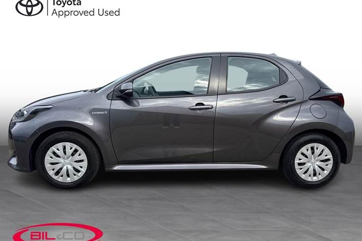 Grå Toyota Yaris fra 2021