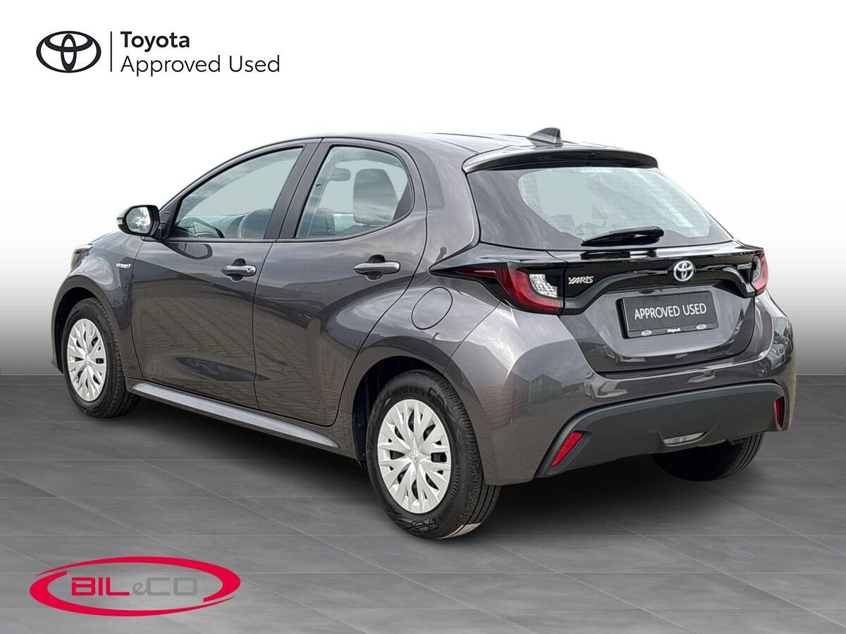 Grå Toyota Yaris fra 2021
