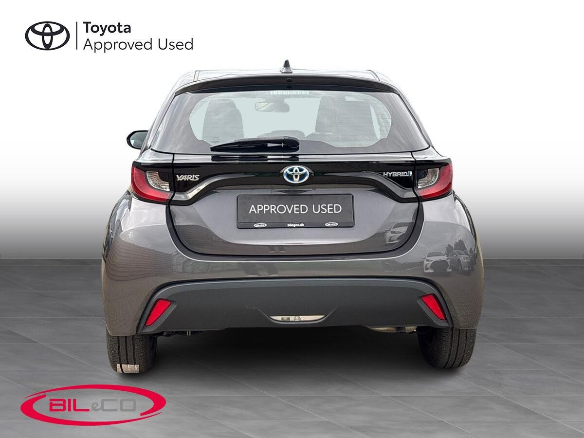 Grå Toyota Yaris fra 2021