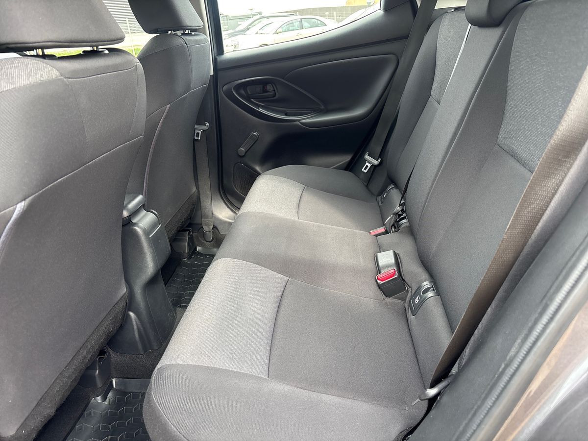 Grå Toyota Yaris fra 2021