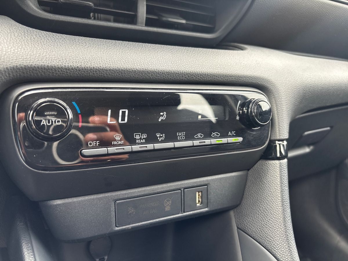 Grå Toyota Yaris fra 2021