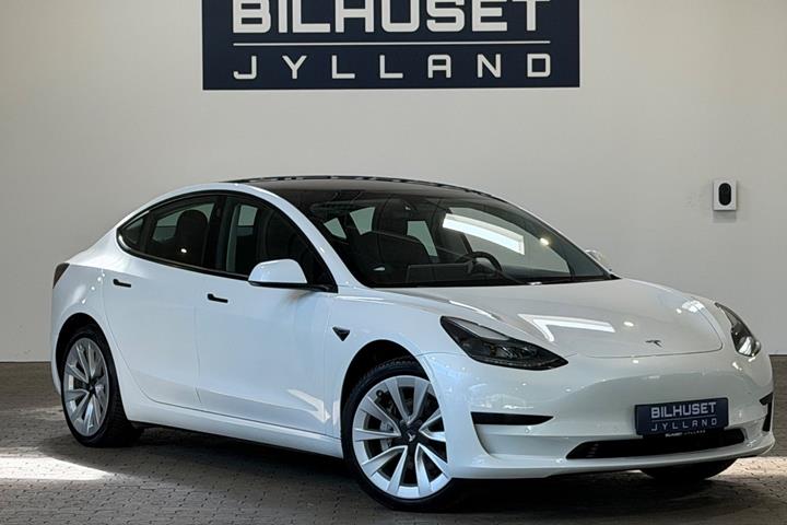 Hvid Tesla Model 3 fra 2022