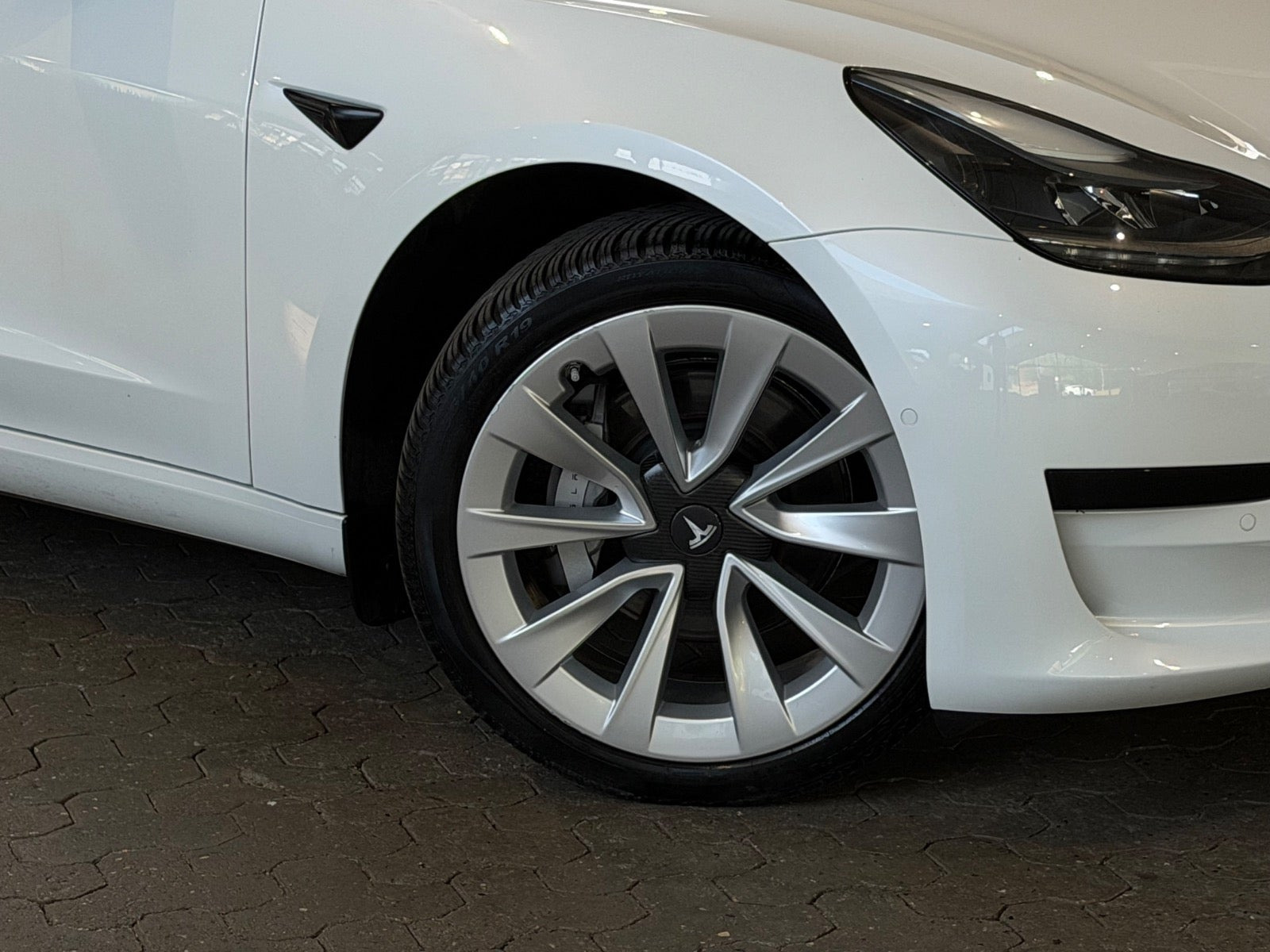 Hvid Tesla Model 3 fra 2022