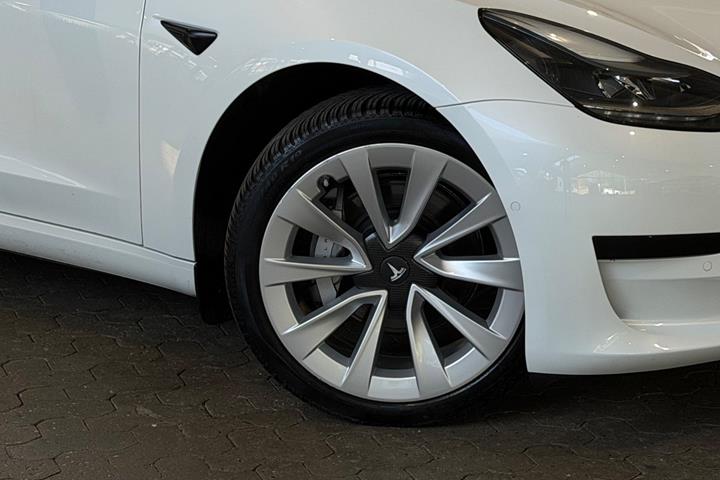 Hvid Tesla Model 3 fra 2022