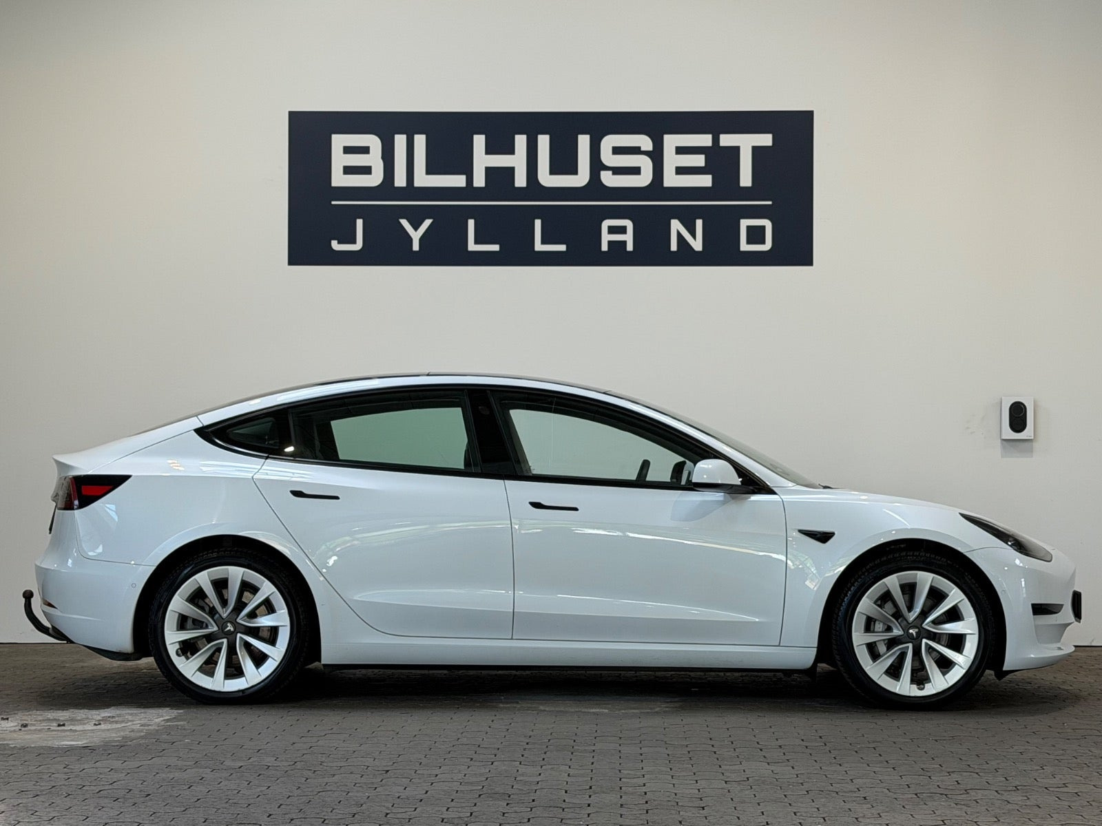 Hvid Tesla Model 3 fra 2022