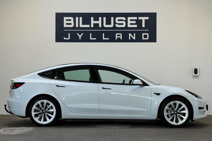 Hvid Tesla Model 3 fra 2022