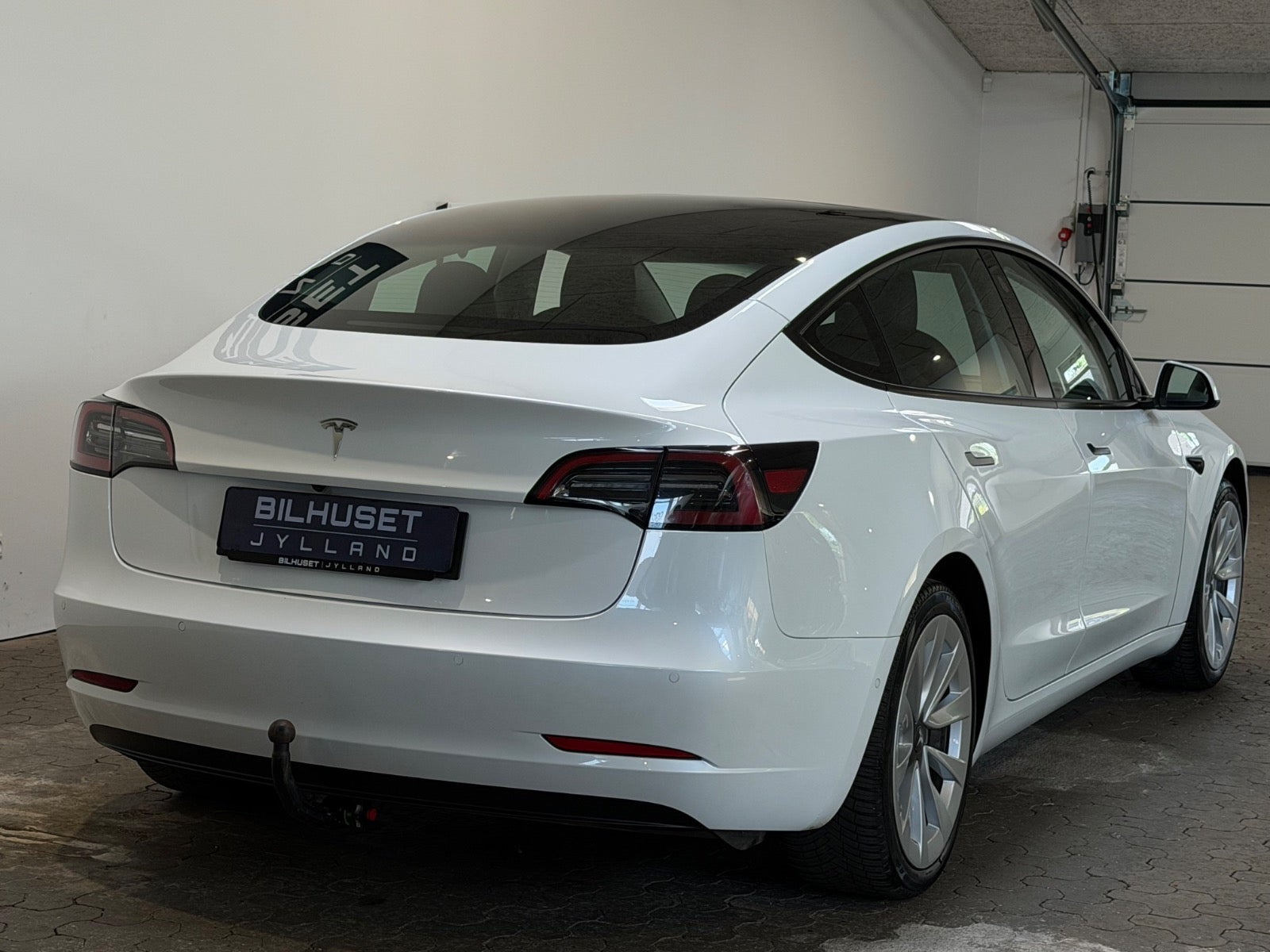 Hvid Tesla Model 3 fra 2022