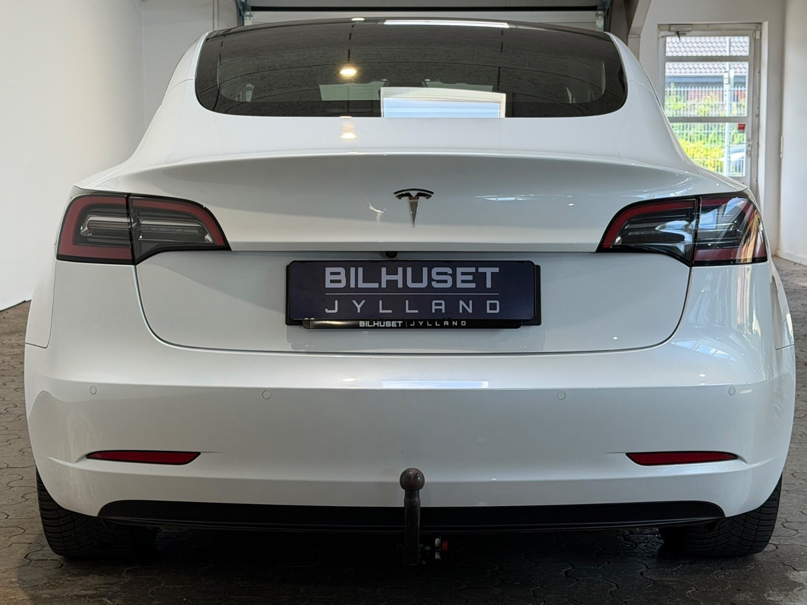 Hvid Tesla Model 3 fra 2022