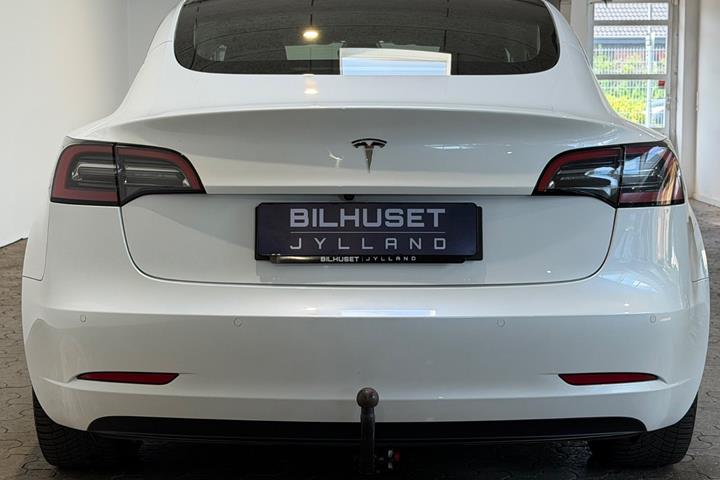Hvid Tesla Model 3 fra 2022