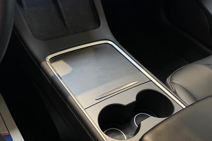 Hvid Tesla Model 3 fra 2022