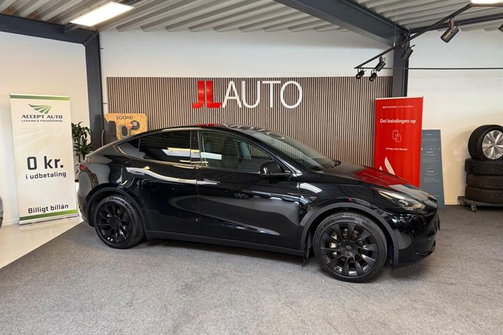 Sort Tesla Model Y fra 2023 set udefra