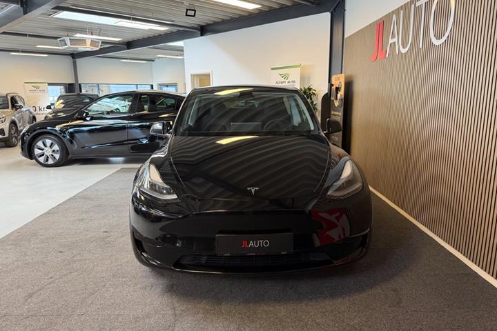 Sort Tesla Model Y fra 2023
