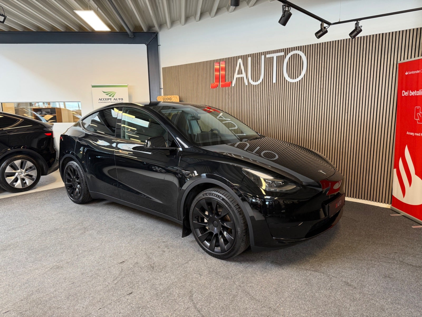 Sort Tesla Model Y fra 2023