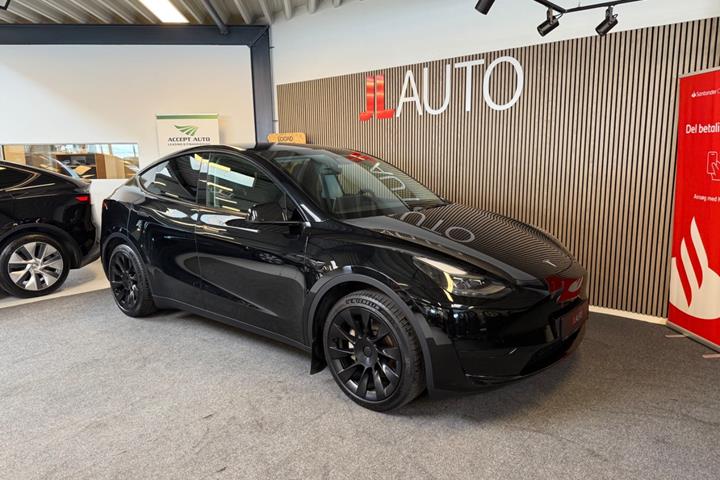 Sort Tesla Model Y fra 2023