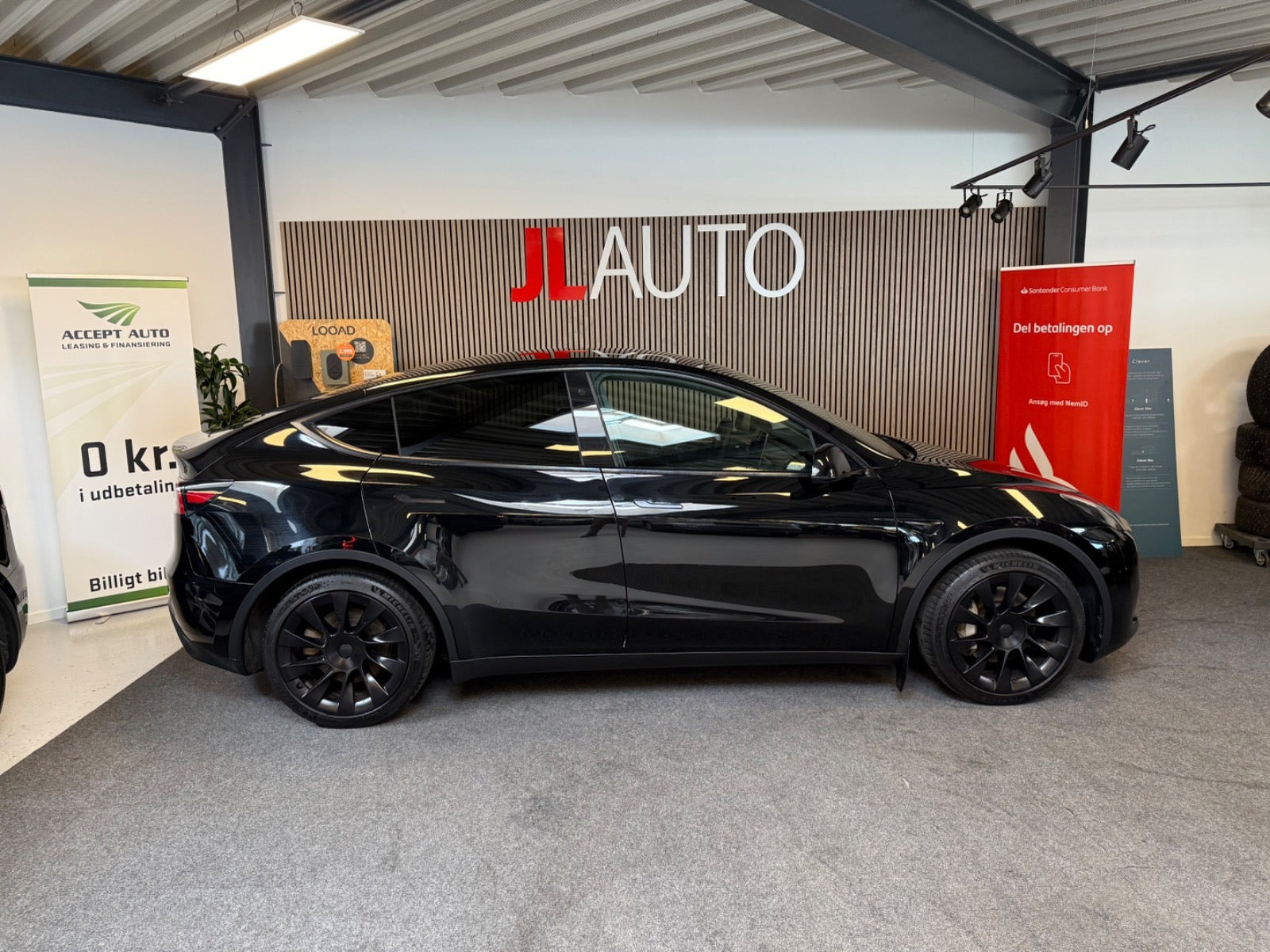 Sort Tesla Model Y fra 2023