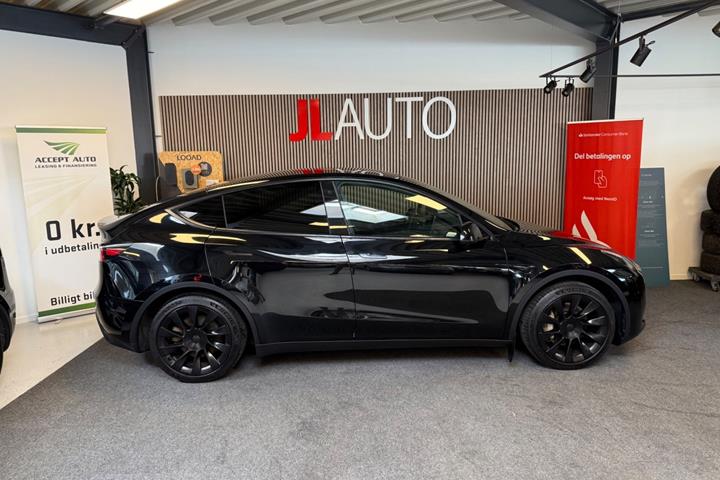 Sort Tesla Model Y fra 2023