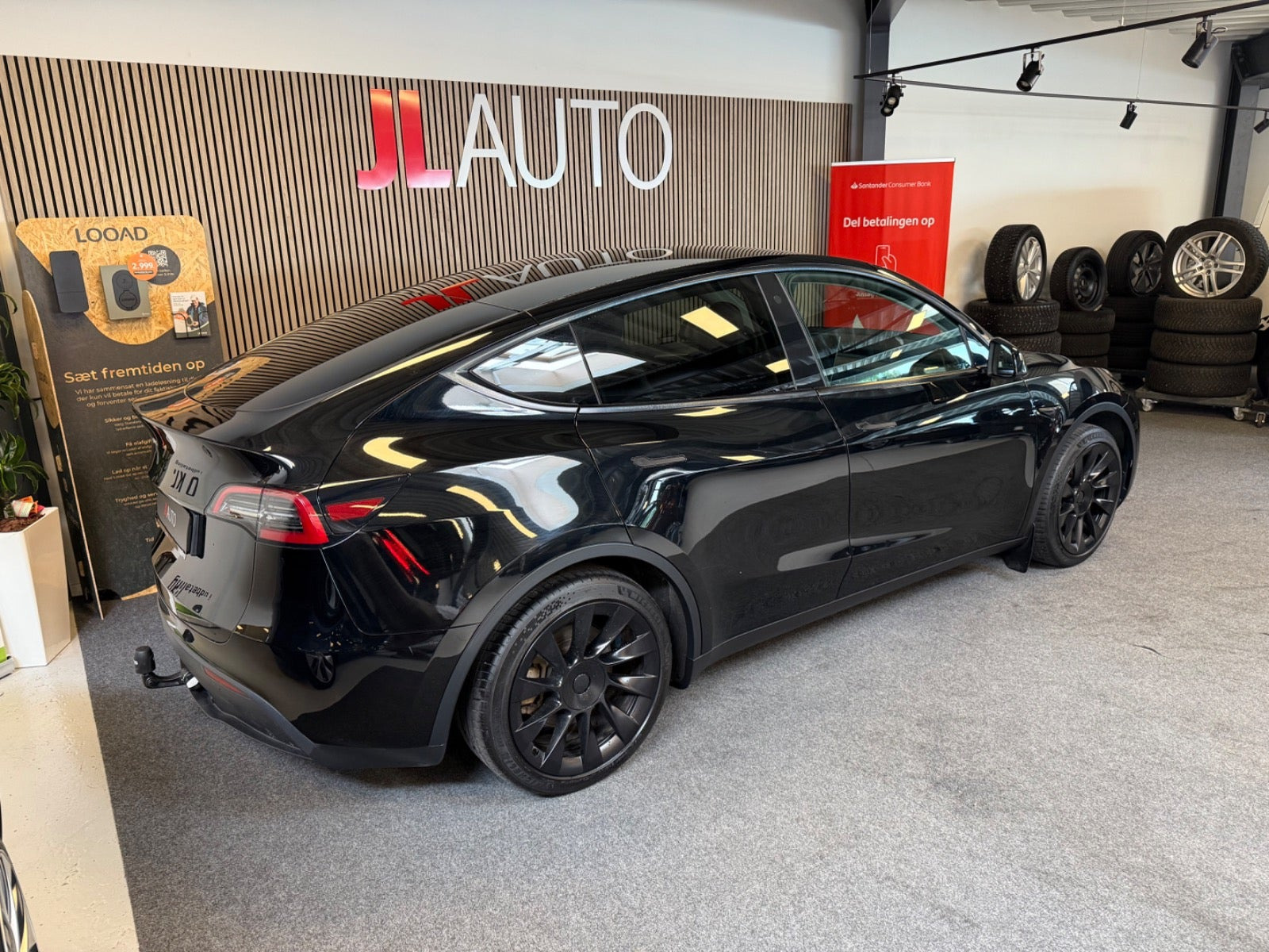 Sort Tesla Model Y fra 2023