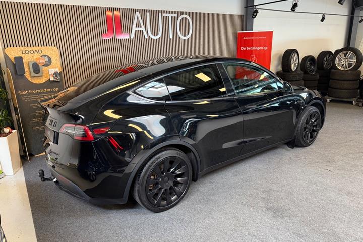 Sort Tesla Model Y fra 2023