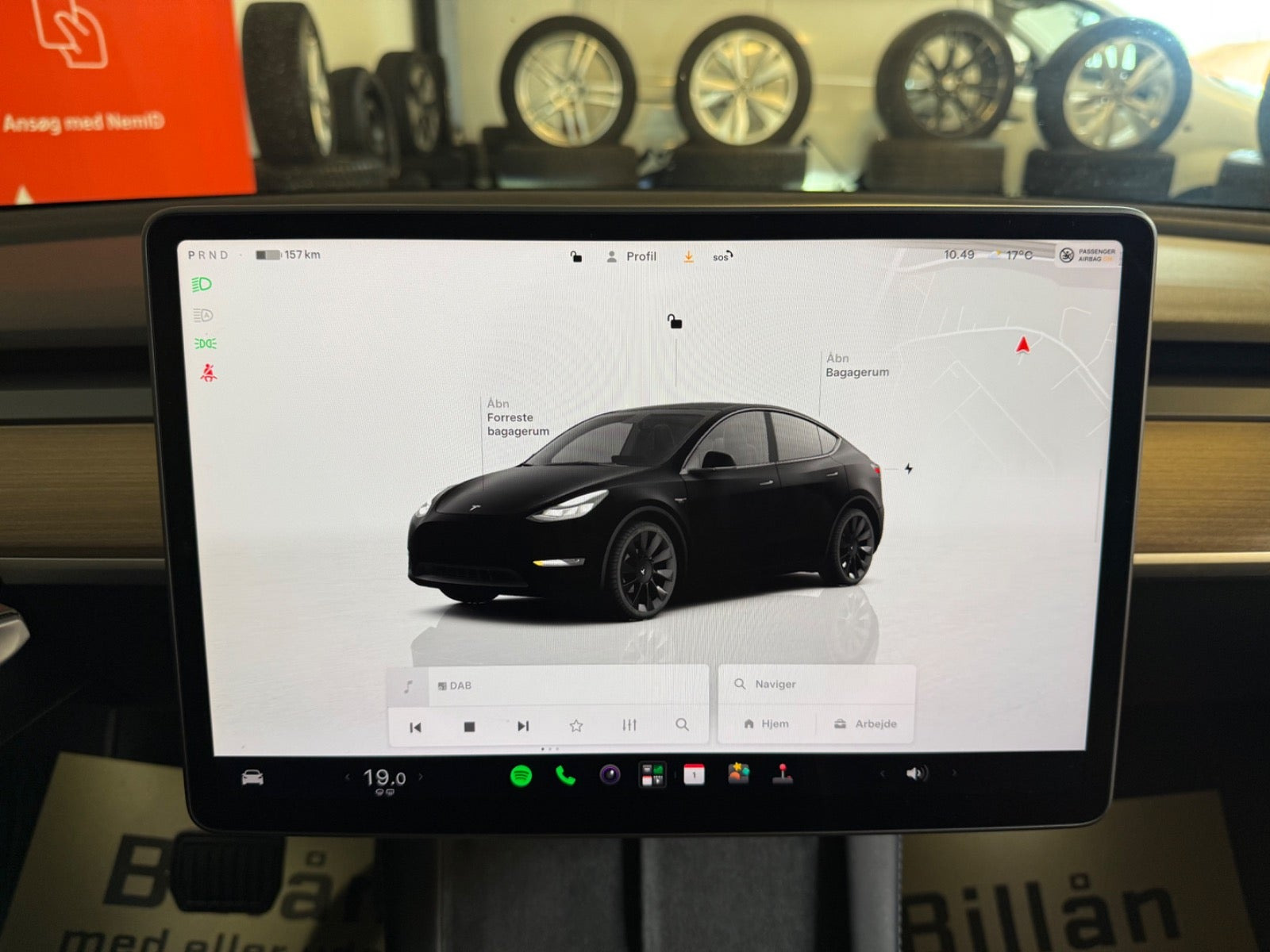 Sort Tesla Model Y fra 2023