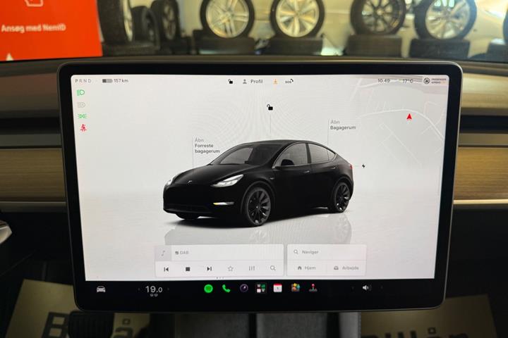 Sort Tesla Model Y fra 2023