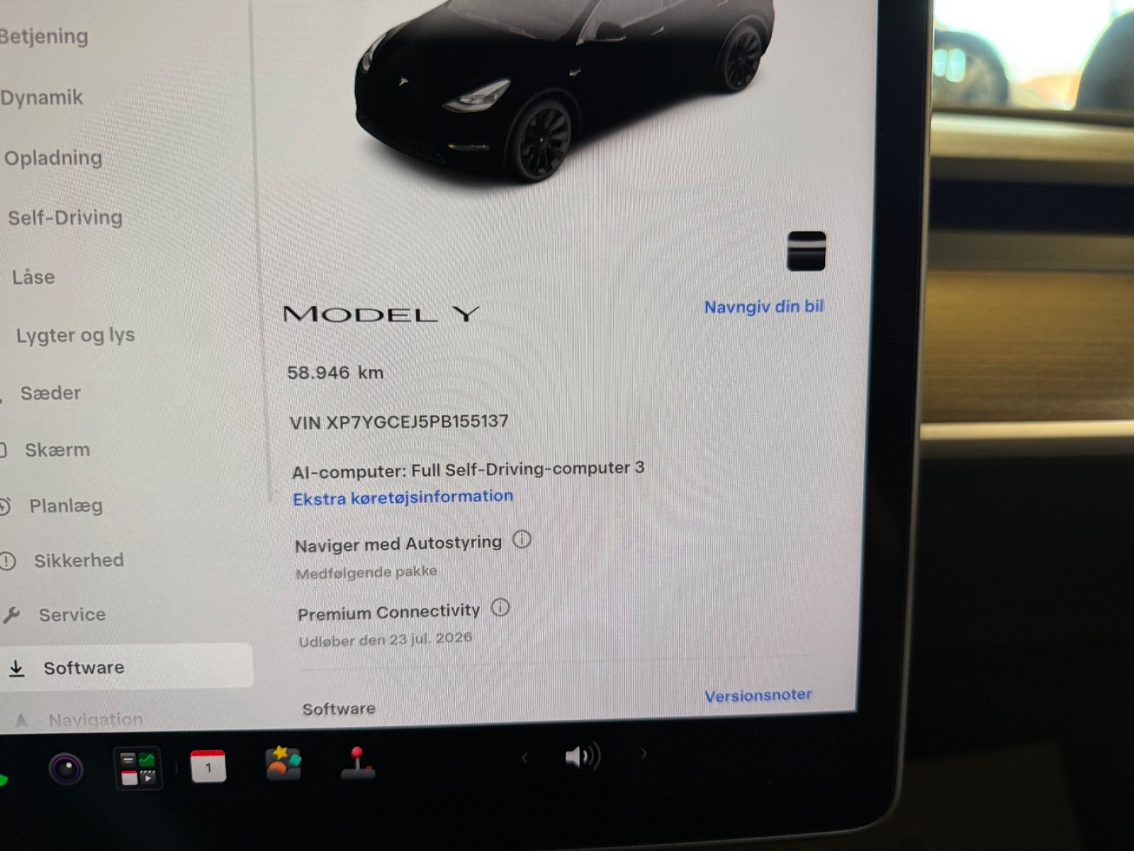 Sort Tesla Model Y fra 2023