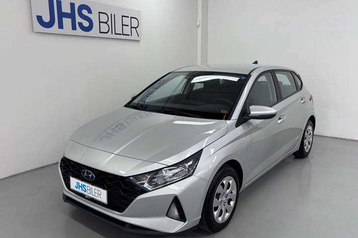 Sølv Hyundai i20 fra 2021 set udefra
