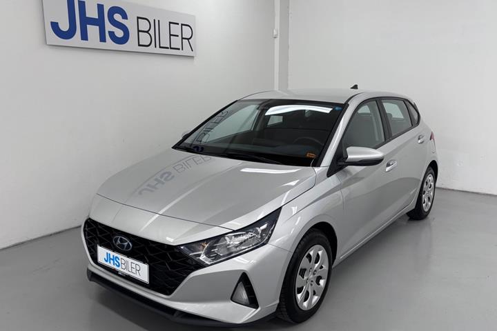 Sølv Hyundai i20 fra 2021 set udefra