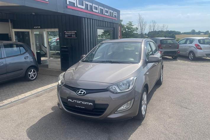 Grå Hyundai i20 fra 2013