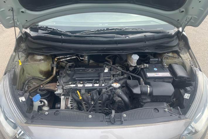 Grå Hyundai i20 fra 2013
