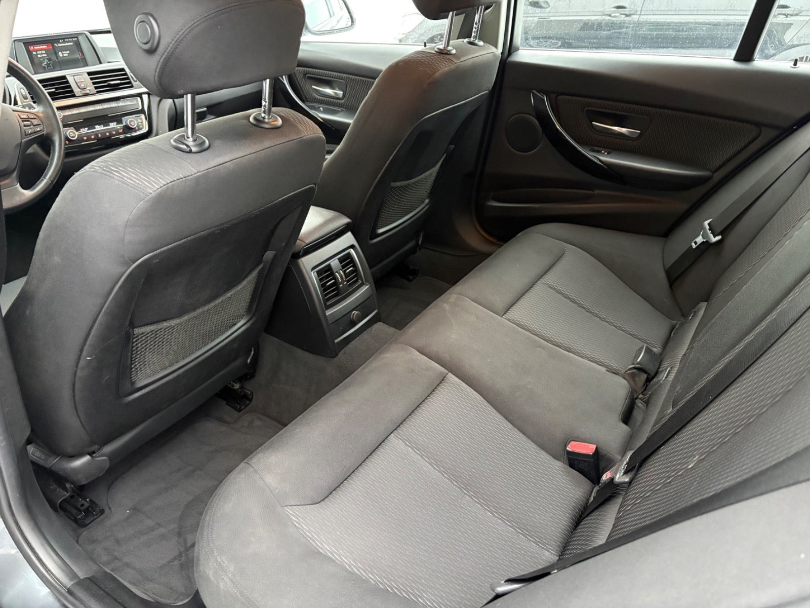 Grå BMW 320d fra 2018