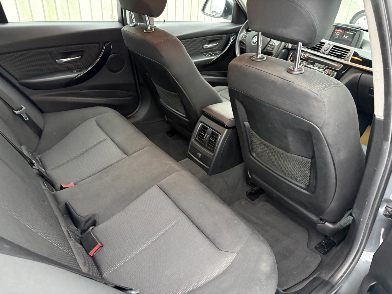Grå BMW 320d fra 2018