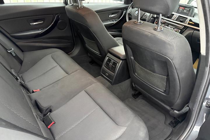 Grå BMW 320d fra 2018