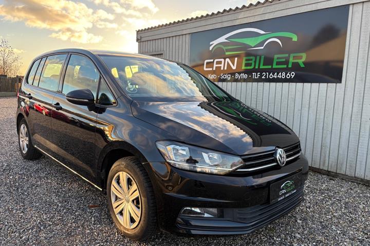 Sort VW Touran fra 2016 set udefra