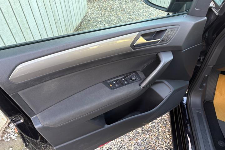 Sort VW Touran fra 2016